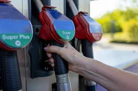 Aide carburant 100 € pour les grands rouleurs en 2026 : votre carte grise est indispensable