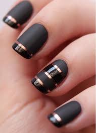 Combinando el negro y el dorado podemos conseguir una decoración de uñas que marca tendencia, pero podemos aprovechar para dejar una uña sin decorar, la pintamos de color blanco y a. Sencillas Diseno De Unas Negras Con Dorado Nail Art