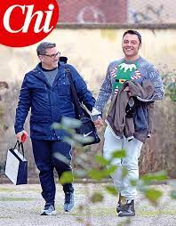 Il cantante ha raccontato come allen gli ha chiesto di sposarlo; Tiziano Ferro Mano Nella Mano Con Il Marito Victor A Latina Spyit