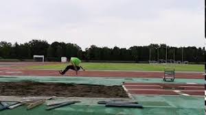 2 走り幅跳びでかがみとびがそり飛びになってしまい、足がうしろにつき記録が落ちてしまいます。 改善策はなに 3 早急に教えてください!!困ってます。 悩んでます。中学3年生です ç©ºä¸­åä½ åãè·³ã³ Youtube