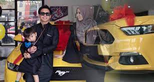 Selepas tujuh bulan terpisah, seorang isteri dikejutkan suaminya dengan dibawa keluar makan malam menaiki ford mustang. Bertuah Isteri Hadiahkan Kereta Ford Mustang Sempena Hari Lahir Suami Satu Johor