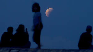 The eclipses in a tetrad occur about six months apart with at least five uneclipsed full moons between them. Bguamulfhqwx M