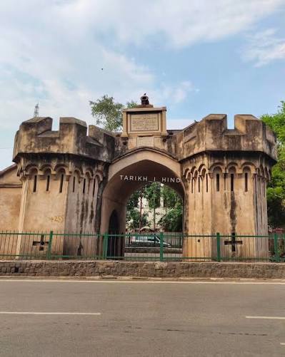 Biggest British Weapon Storehouse in North India and the Mutiny of 1857 Magazine Gateways, Kashmiri Gate, Delhi 🇮🇳📍 Located to the north of the Red Fort, in the Kashmiri Gate area of