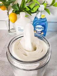 Comment Fabriquer Des Lingettes Desinfectantes En 2020 Lingettes Desinfectantes Faites Maison Detournement Produits Menagers Produit De Nettoyage Faits Maison