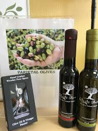 Strawberry Dark Balsamic And Basil Extra Virgin Olive Oil Make Me Think Of Spring Great On Salads Gree Olive Oil And Vinegar Extra Virgin Olive Oil Olive Oil