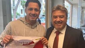 Estatísticas da carreira (partidas jogadas, golos, cartões) e o historial acompanha o perfil dos jogadores (por exemplo perfil gianluca lapadula), página de equipas (por exemplo página benevento) e páginas de competições. Seleccion Peruana Gianluca Lapadula Llego Al Aeropuerto Jorge Chavez Y Se Alista Para Vestir La Blanquirroja Ricardo Gareca Peru Vs Chile Eliminatorias Qatar 2022 Deportes Peru21