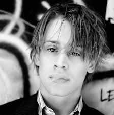 How did macaulay culkin go from multiple big screen projects in 1994 to disappearing from hollywood for nearly a decade? Macaulay Culkin Tumblr Macaulay Culkin Boys Long Hairstyles Kids Actors