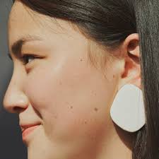 LiLi 是一個為新時代群體提供高品質美妝及日用品的電商品牌，透過提倡自信、勇敢的生活態度從而提升消費者對美學的全新認識並實現自我價值。  從「自信」出發，Local Remote為LiLi 打造有溫度且令人感到舒適的品牌主色調，並將四種顏色有系統性地鋪成的品牌生態中。 我們也 ...