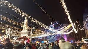 Piata constitutiei va fi gazda targului de craciun bucurestean pentru aproape o luna, timp in care vizitatorii se pot bucura nu doar de o zona de targ traditional cu peste 100 de casute, de concerte si spectacole, ci pot sa si deguste bucate traditionale. Targ De CrÄƒciun BucureÈ™ti PrimÄƒria Capitalei Evenimente De Amploare Dcnews