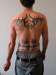 Tatouage En Haut Du Dos Homme