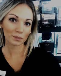 Här kommer hon! Rebecca Backlund! Vårt senaste tillskott! Och vilket  fantastiskt tillskott hon är! Utbildad och certifierad hudterapeut. Gått på  berömda Gilda skolan och fått både CIDESCO och SHR examen. Här hos