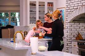 New Picture Of Selena Gomez For Her Cooking Series Selena Chef In 2021 Selena Gomez Pictures Selena Gomez Selena