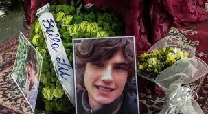 Migliaia di amici in lacrime ai funerali del ragazzo morto in scooter a  piazza Istria
