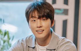 Bantah Pacari Jin Se Yeon, Yoon Shi Yoon Ceria Sapa Publik di Bandara