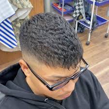 パンチパーマで絶対寝ない毛を寝かす クロップスタイル 濡れパン フェード アイロンパーマ パンチパーマ 東京barbers 短髪 江東区 床屋 理容師 髪空間石川 ヘアカタログ 粋 髪型 かっこいい ヘアアレ アイロン パーマ パンチパーマ 夏 髪型 メンズ