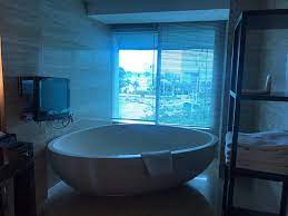 Stasiun kereta gambir dapat dijangkau dengan cepat. Bathtub Lebih Besar Dibandingkan Di Deluxe Picture Of Hotel Indonesia Kempinski Jakarta Tripadvisor