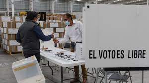 Lo primero que tienes que hacer es tener a la mano tu credencial de elector con fotografía, en ella tienes que identificar tu número de sección, el cual se encuentra en la parte frontal. Donde Votar En Las Elecciones Federales 2021 Como Ubicar Mi Casilla Electoral As Mexico