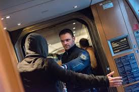Ein zugbegleiter ist bei einem unternehmen des schienenverkehrs, das für personentransport zuständig ist, tätig. Bpol Nrw Angriff Auf Zugbegleiter Bundespolizei Nimmt Falschen Polizisten Fest Presseportal