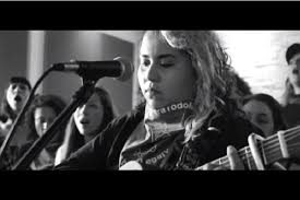 Vivir quintana es una cantautora mexicana de folk que fusiona los sonidos regionales y rancheras en sus canciones que ha venido redefiniendo la música folk contemporánea. Cancion Sin Miedo El Nuevo Himno Feminista Escrito Por La Mexicana Vivir Quintana