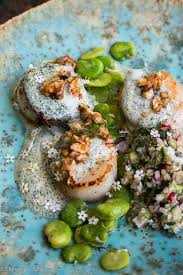 Jakobsmuscheln Mit Kandierten Walnussen Buttermilch Krauterschaum Bohnen Und Quinoa Tabouleh Kandierte Walnusse Lebensmittel Essen Essen