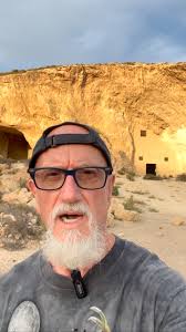 LO QUE QUEDA, — José Ros, Tener amigos, es valioso., Amigos de verdad,, los  que se unen, a tus penas,, como quienes no huyen, del barro, porque saben  que el barro, es parte del camino., Los que no ...