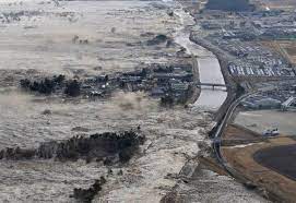 311日本大地震(日本語：東北地方太平洋沖地震／とうほくちほうたいへいようおきじしん tōhokuchihō taiheiyōoki jishin) 是指2011年3月11日14時46分(當地時間)發生於日本東北地方外海三陸沖的矩震. æ—¥æœ¬311å¤§åœ°éœ‡5å¹´å¾Œå¤±è¹¤è€…ä»é€¾2500äºº åœ‹éš› ä¸­æ™‚