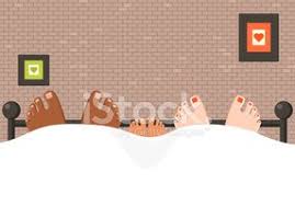 Nilpferd und giraffe haben hufe. Liebevolle Interracial Familie Fusse Im Bett Clipart Bilder Vektor