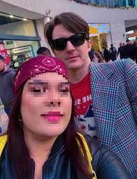MientrasTanto Drake Bell, músico y actor estadounidense, fue captado por  las calles de Tijuana. Varios fanáticos aprovecharon para tomarse una foto  con el.