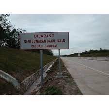 Penjual sepeda menjejerkan barang di bahu jalan di sungai malang, amuntai, kabupaten hsu, calon pembeli mudah untuk melihat atau menawar. Jual Rambu Jalan Rambu Lalu Lintas Dilarang Menggunakan Bahu Jalan Kecuali Darurat Mekar Jaya Baru