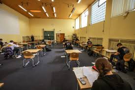 Rien de plus simple, prenons exemple des 2 leaders des petites annonces pour les 2 pays. Ailleurs Dans Le Monde La Cloche A Deja Sonne L Actualite