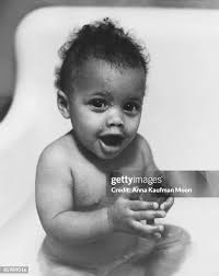 4 919 photos et images haute résolution de The Girl With The Baby