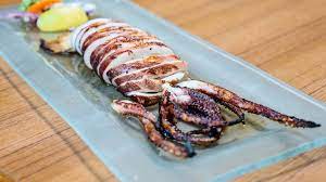 L polpo di scoglio, conosciuto anche come polpo verace, è quello dalle carni più delicate e pregiate e si riconosce dalla doppia serie di ventose su ogni la seconda vuole che il polpo sia prima bollito per 15 minuti e poi messo sulla griglia. Polpo Alla Griglia La Ricetta Perfetta Per Un Grande Antipasto Di Mare Wine Dharma