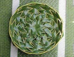 Daun kelapa sangat banyak memiliki manfaat dari daun kelapa muda, daun yang sudah tua membuat aneka anyaman ketupat dari daun kelapa. Artikel Ulatan Daun Kelapa Wadah Buah Ramah Lingkungan