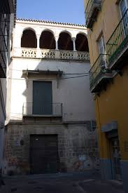 The building has a large façade divided into five modules, decorated by plateresque reliefs. Casa De Los Pinelo Sevilla Wikipedia La Enciclopedia Libre