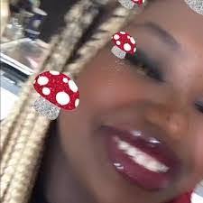 Elizabeth Marcucci's Instagram, Twitter & Facebook