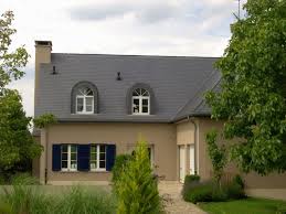 Braune Fassade Dunkelblaue Fensterladen Und Dunkelgraues Dach Schone Kombination Hausfassade Fassade Haus Bauen