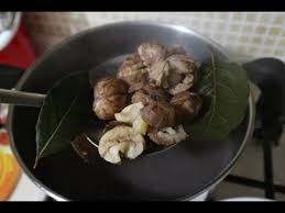 Le castagne e l'odore dell'inverno, ricorda il natale, e possiamo trovarle cucinate in vari modi, al forno o nel camino, o più comunemente, bollite. Come Fare Le Castagne Lesse Youtube