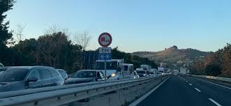 Stava uscendo all'autostrada a14, all'altezza di ancona nord, quando ha sbandato e si è ribaltato su un fianco. Caos Lavori A14 Da Sabato Pedaggio Dimezzato Sui Tratti Con Piu Cantieri Cronache Maceratesi