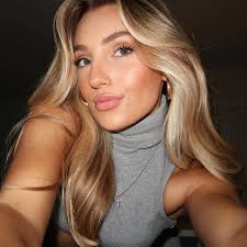 Hannah Buck's Instagram, Twitter & Facebook