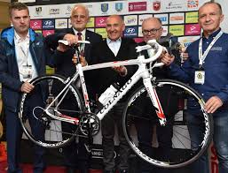 Po zakończeniu kariery sportowej działacz sportowy oraz organizator tour de pologne uci world tour, tour de pologne amatorów. Tour De Pologne Czeslaw Lang Przekazal Rower Dla Papieza Franciszka Radiomaryja Pl