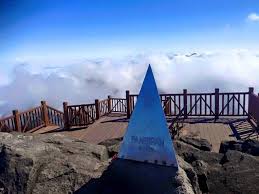 The height of the mountain was 3,143 metres (10,312 ft) in 1909, but now the height of the mountain is 3,147.3 metres (10,326 ft). Cáº£m Nháº­n Khi Ä'á»©ng Tren Ä'á»‰nh Fansipan Antamtour Vn