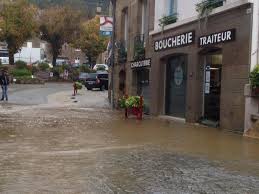 The warmest month is typically august, which averages 27.9°c/82.2°f. Pontrieux La Rue Saint Yves Fermee A La Circulation Pour Cause D Inondation Saint Brieuc Maville Com