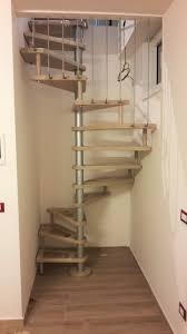 Scala A Chiocciola A Base Quadrata Gradini In Massello Di Faggio Barriera In Acciaio Inox Satinato Scala Per Soffitta Scale Scala A Chiocciola