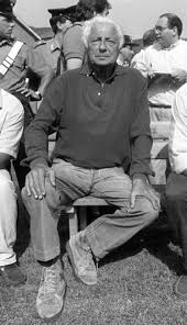The main reason for this unusual pairing was for his damaged ligaments caused in a severe ski accident many years before. Gianni Agnelli S 10 Best Style Moves Gianni Agnelli Mens Fashion Rugged Jackets Men Fashion