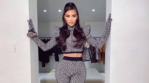 Kim kardashian west, los angeles, ca. Kim Kardashyan Gotovitsya K Yubileyu I Probuet Tort V Kozhanom Kombinezone