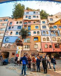 The Hundertwasser House In Vienna Bears The Unmistakable Hand Of The Artist Friedensreich Hundertwa Hundertwasser Friedensreich Hundertwasser Hundertwasser Art