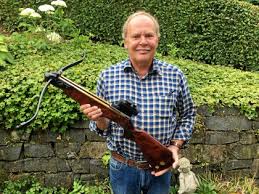 Das armbrustschießen stellt eine beliebte moderne sportart dar, die gleichzeitig eine viele jahre alte geschichte aufweist. Vogelschiessen Mit Armbrust Von Einer Besonderen Tradition Wp De