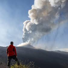 Orasì è ora che tutto cambi. Riecco L Etna Pioggia Di Cenere Su Catania E Voli Sospesi Laregione