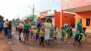 Desfile c&iacute;vico re&uacute;ne estudantes e comunidade nas comemora&ccedil;&otilde;es da Semana da P&aacute;tria no Caramujo - Prefeitura Municipal de C&aacute;ceres