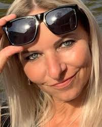 Ich bin vielleicht ne Nummer zu laut, zu ehrlich und zu direkt Aber ey,  wenigstens bin ich echt & weiß, wie man vernünftig kommuniziert 👆… Guten  Morgen ihr Verrückten 🤍… ich wünsche